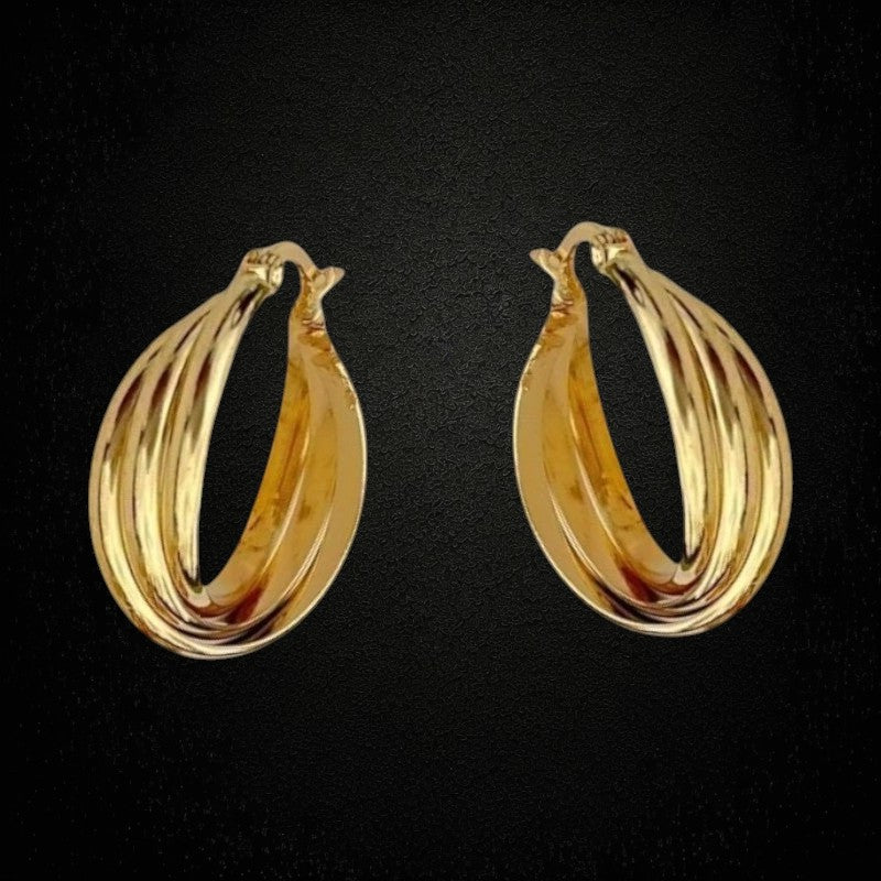Aramat Jewels gold-colored triple hoop earrings with a twisted design and hinge closure, made of stainless steel.