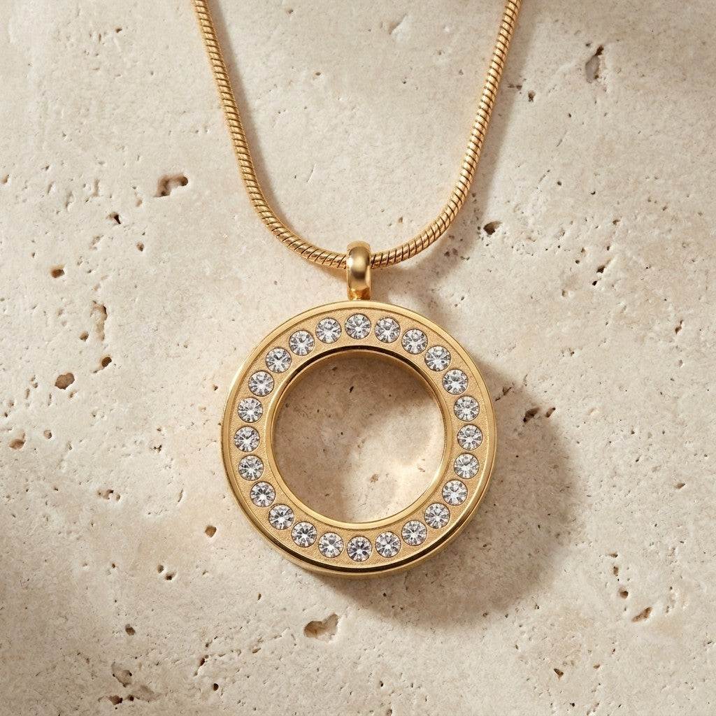 Aramat Jewels® gouden cirkel ashanger met kristallen, gemaakt van roestvrij staal. Tijdloos gedenksieraad zonder ketting.