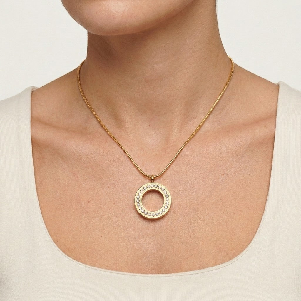 Aramat Jewels® gouden cirkel ashanger met kristallen, roestvrij staal, waterbestendig gedenksieraad zonder ketting.