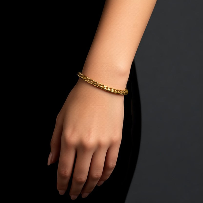 Aramat Jewels gouden gourmet schakelarmband van 7mm breed en 21cm lang, gemaakt van staal.