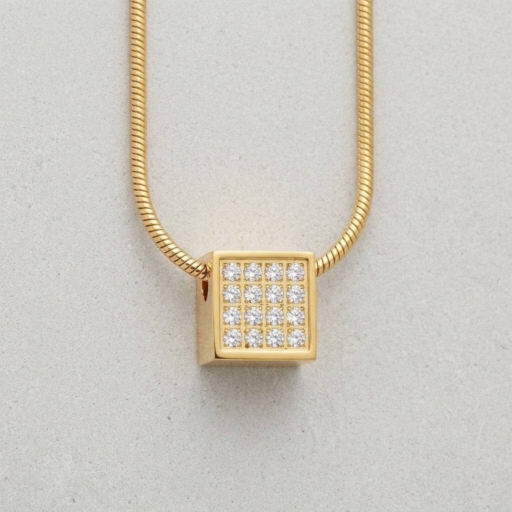 Aramat Jewels gouden kubus ashanger met 12mm zirkonia steentjes, waterbestendig roestvrij staal.