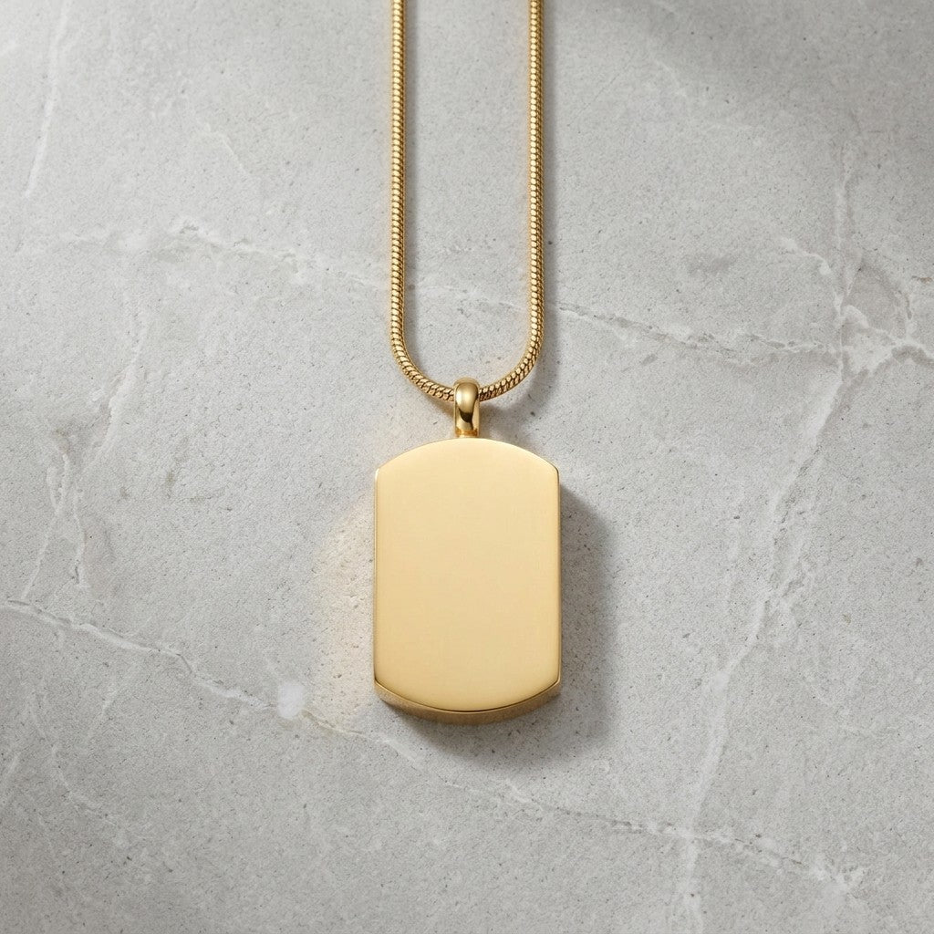 Aramat Jewels® gouden rechthoekige ashanger van staal, waterbestendig en geschikt voor dagelijks gebruik. Zonder ketting.
