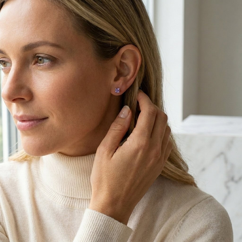 Aramat Jewels oorbellen van goudkleurig RVS met een 4mm vierkante paarse zirkonia.
