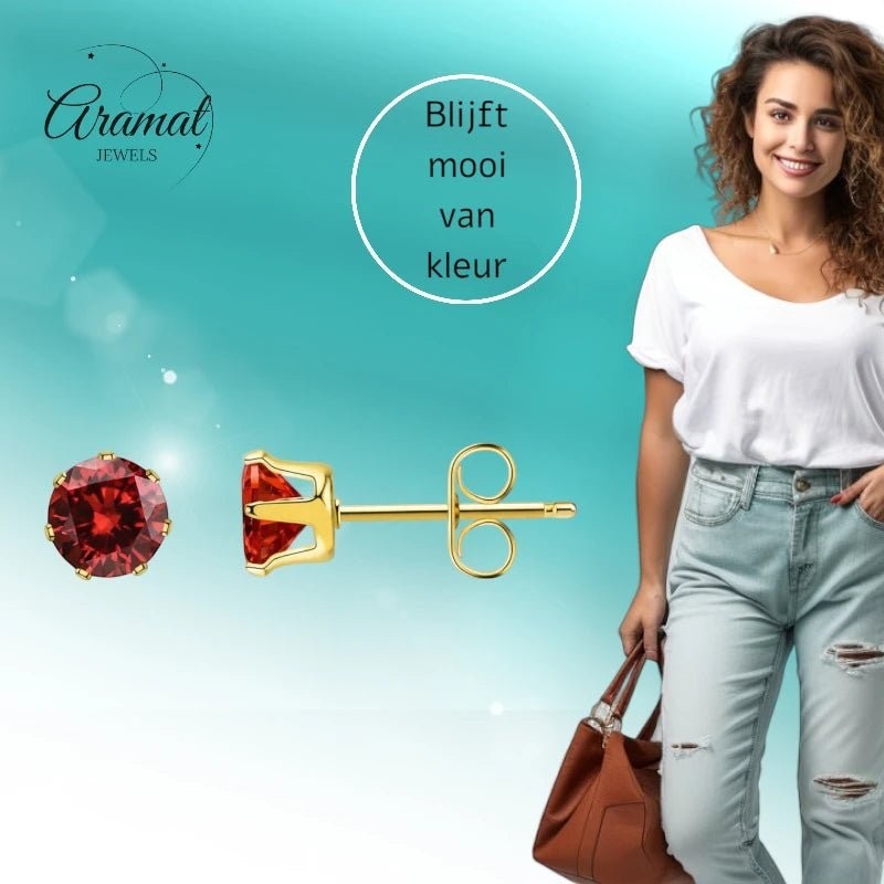 Aramat Jewels oorstekers van goudkleurig RVS met rode zirkonia, 3 mm. Subtiel en elegant.