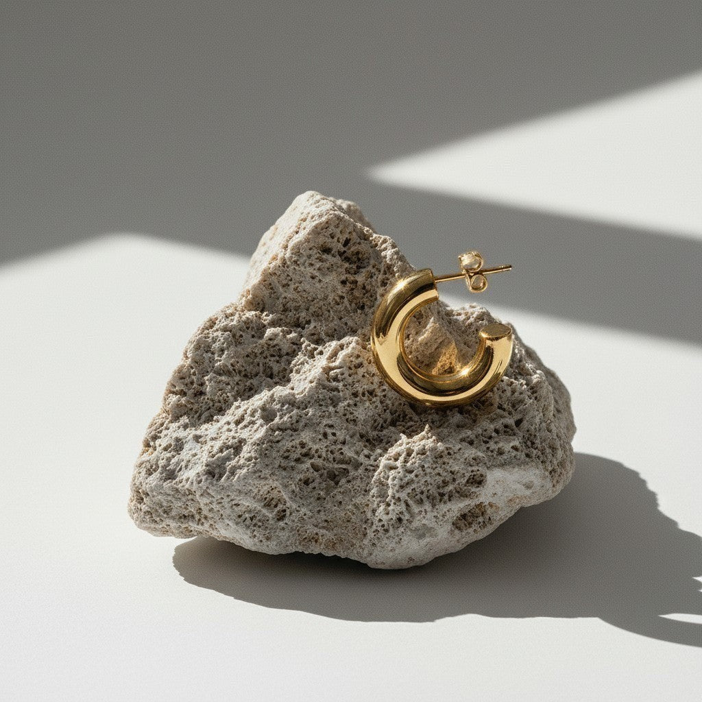 Aramat Jewels massieve gouden halve oorringen van glad RVS, 25x8mm, chunky hoepel design.