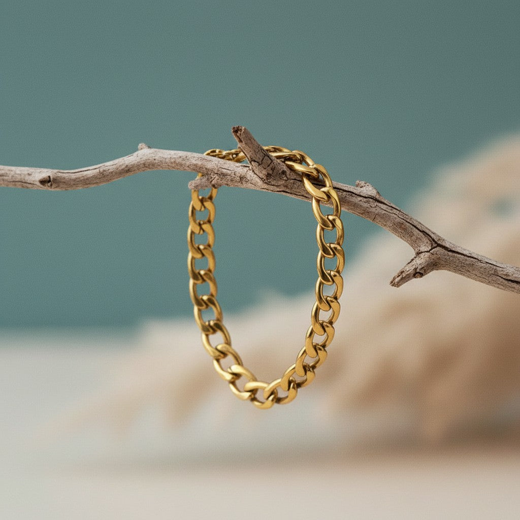 Aramat Jewels goudkleurige stalen gourmet schakel armband van 7.5mm breed en 22cm lang, met karabijnsluiting.