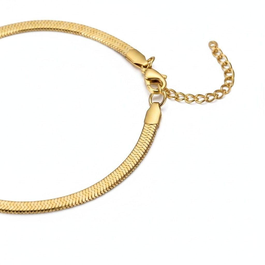 Aramat Jewels goudkleurig stalen enkelbandje met platte visgraad snakechain schakel en verstelbaar verlengkettinkje.
