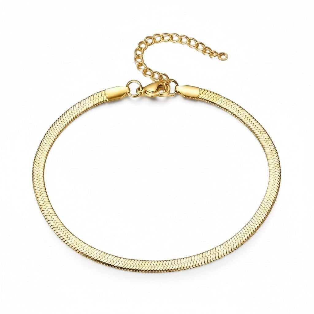 Aramat Jewels goudkleurig stalen enkelbandje met een platte visgraad snakechain schakel en verstelbaar verlengkettinkje.