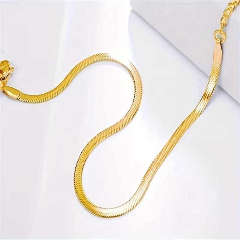 Aramat Jewels goudkleurig stalen enkelbandje met een platte visgraad snakechain schakel voor een elegante look.