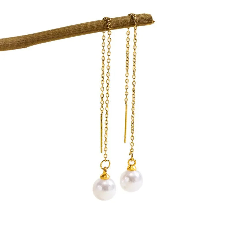 Aramat Jewels goudkleurige doortrek oorbellen van RVS met een elegante witte synthetische parel aan een fijn kettinkje