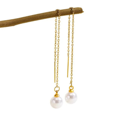 Aramat Jewels goudkleurige doortrek oorbellen van RVS met een elegante witte synthetische parel aan een fijn kettinkje