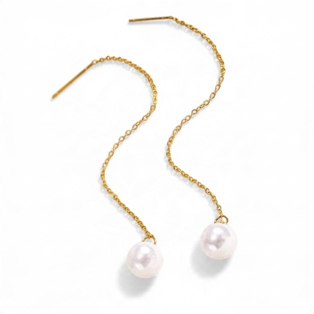 Aramat Jewels goudkleurige doortrek oorbellen van RVS met een elegante witte synthetische parel aan een fijn kettinkje.