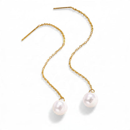 Aramat Jewels goudkleurige doortrek oorbellen van RVS met een elegante witte synthetische parel aan een fijn kettinkje.