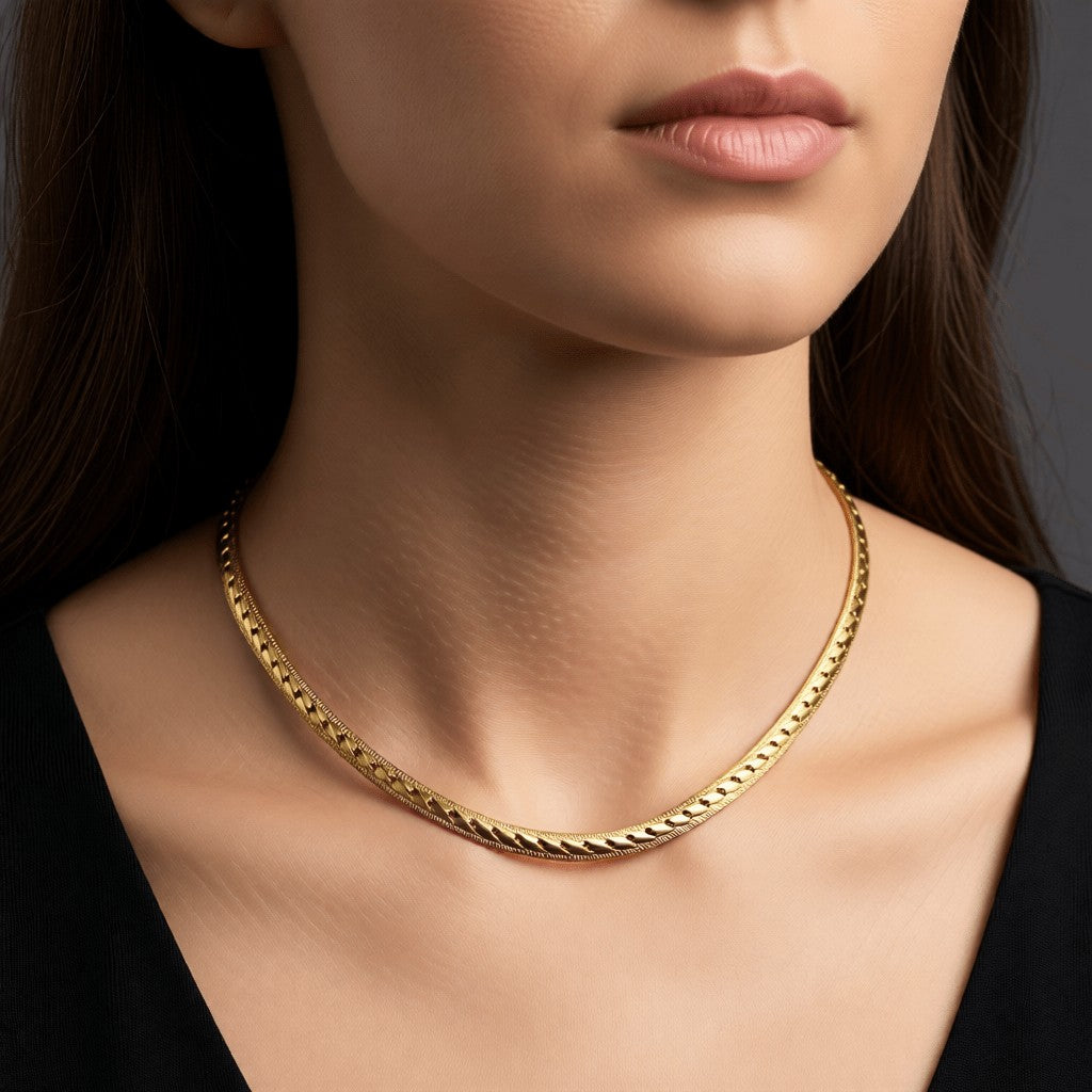 Aramat Jewels goudkleurige stalen gourmet ketting van 6mm breed met een unieke bewerkte rand om de hals van een model.