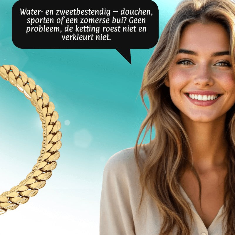 Aramat Jewels goudkleurige stalen gourmet ketting van 6mm met bewerkte rand, gedragen door een glimlachende vrouw.