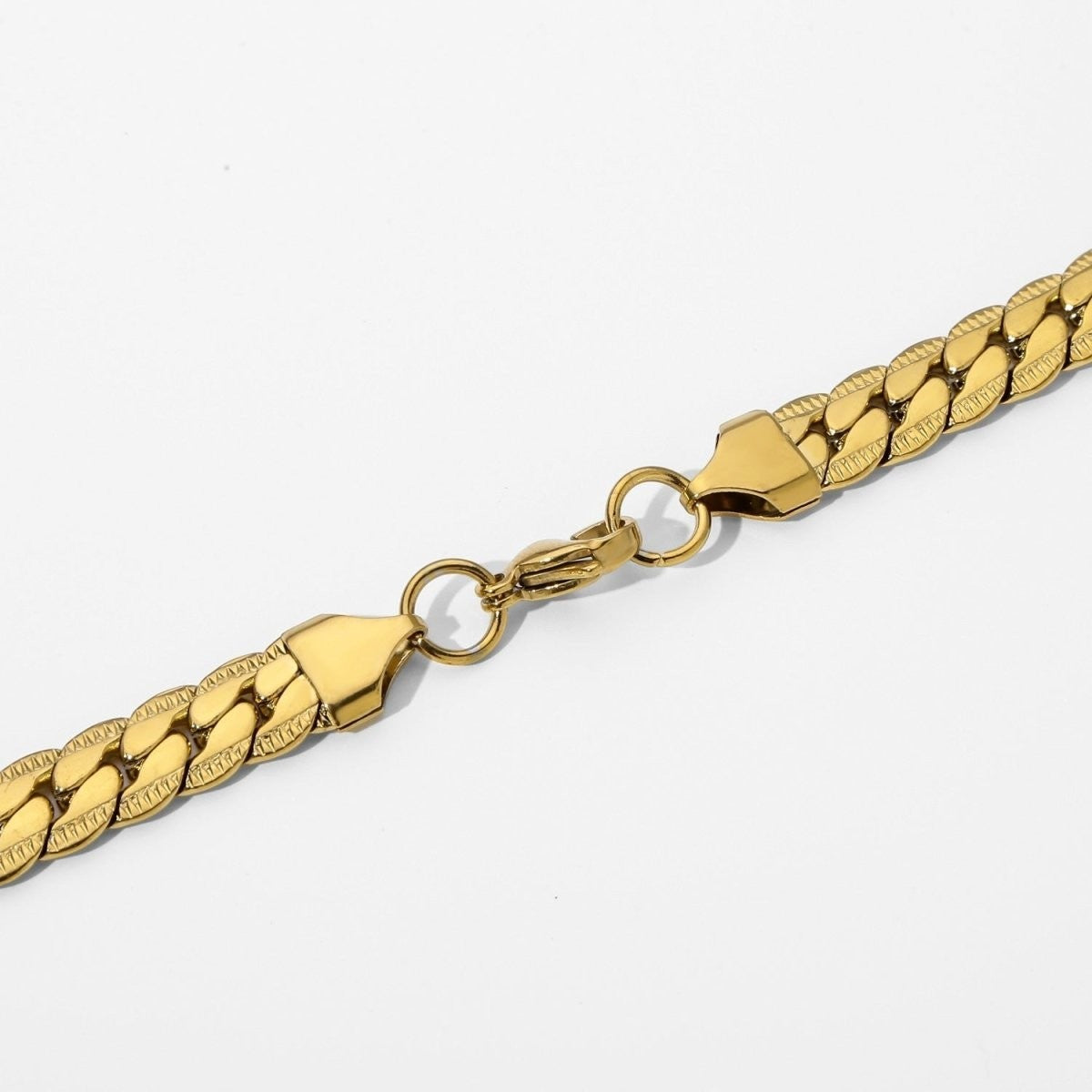 Aramat Jewels goudkleurige stalen gourmet ketting van 6mm breed met een unieke bewerkte rand en stevige sluiting.