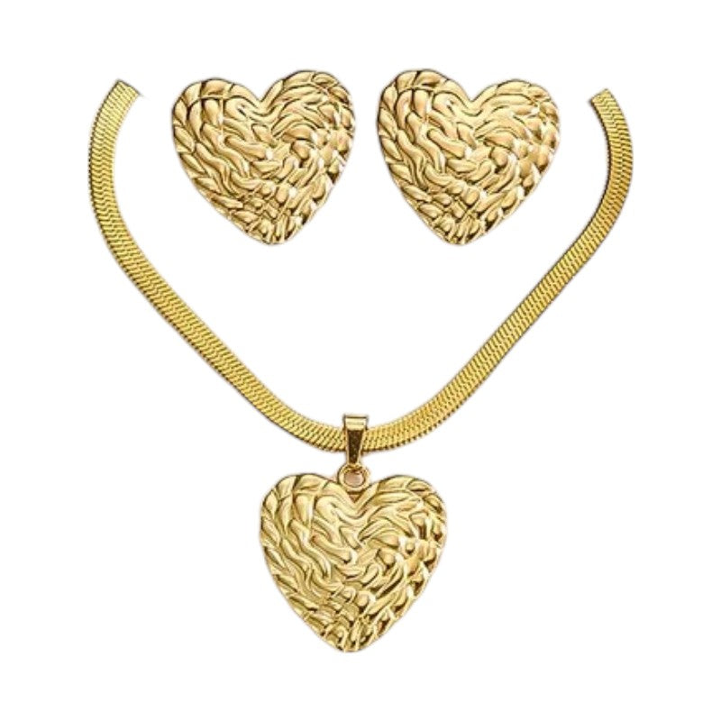 Aramat Jewels goudkleurige sieradenset van RVS met een bewerkte harthanger aan een platte ketting en bijpassende oorbellen