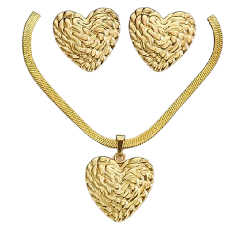 Aramat Jewels goudkleurige sieradenset van RVS met een bewerkte harthanger aan een platte slangenketting en oorbellen.