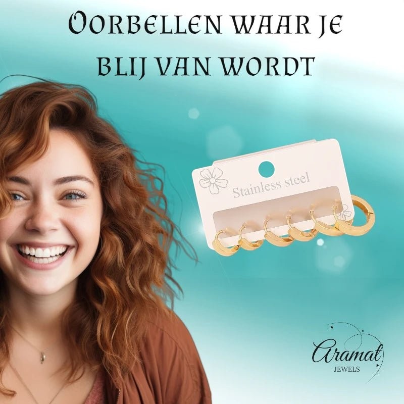 Lachende vrouw naast een Aramat Jewels set van drie paar goudkleurige roestvrijstalen huggie oorringen in 3 maten.