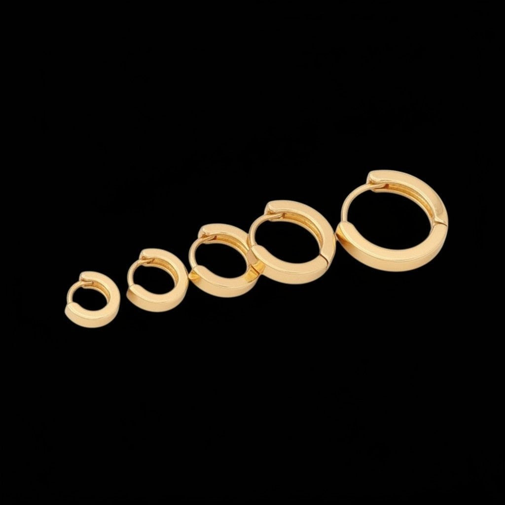 Aramat Jewels goudkleurige roestvrijstalen huggie oorringen set in drie verschillende maten met kliksluiting