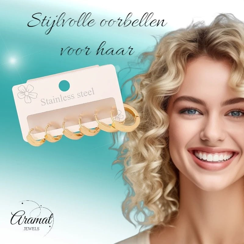 Aramat Jewels goudkleurige stainless steel huggie oorringen set in 3 maten naast een lachende vrouw met krullend haar.