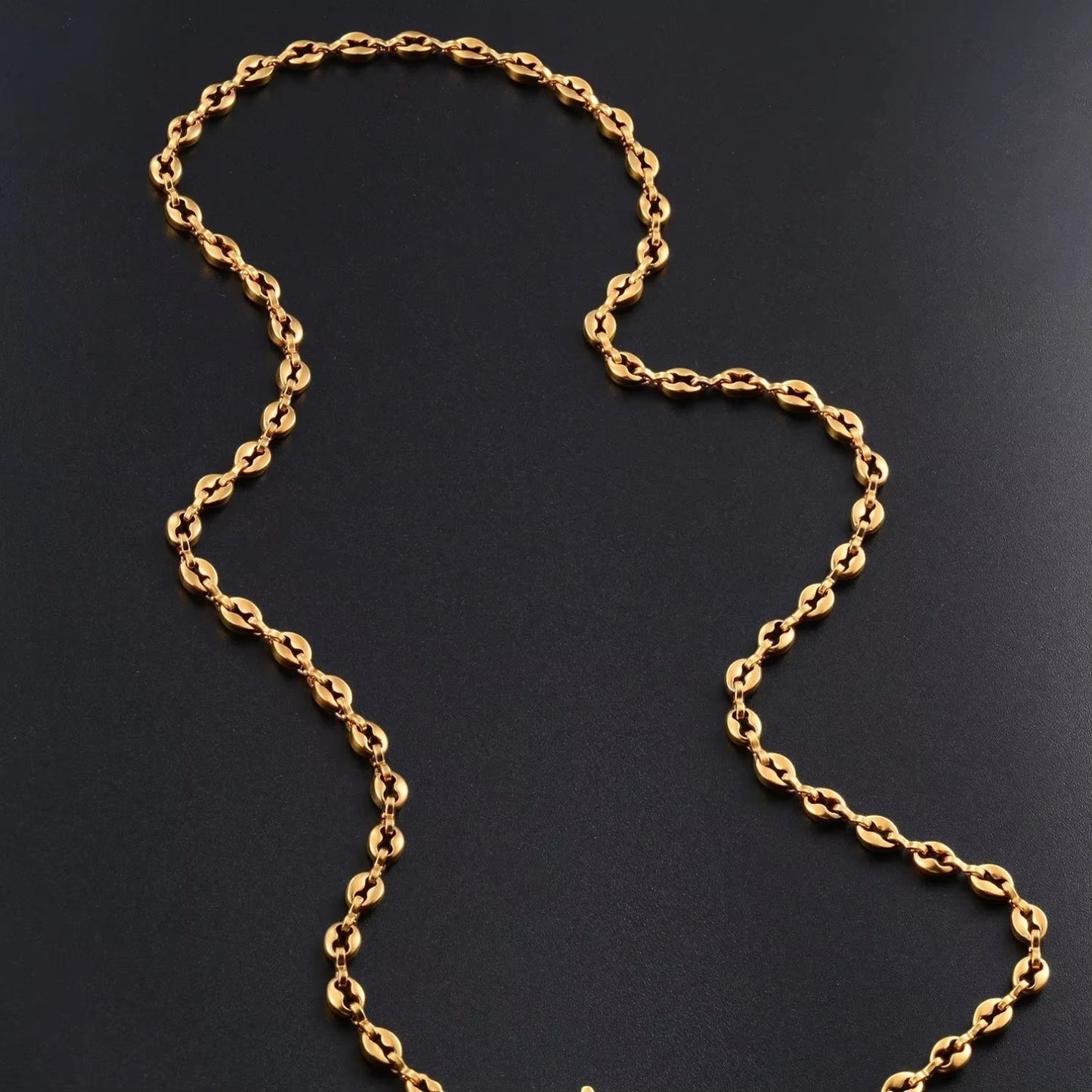 Aramat Jewels goudkleurige koffieboon ketting van 316L staal met 4,5mm schakels, 60cm lang, unisex design.