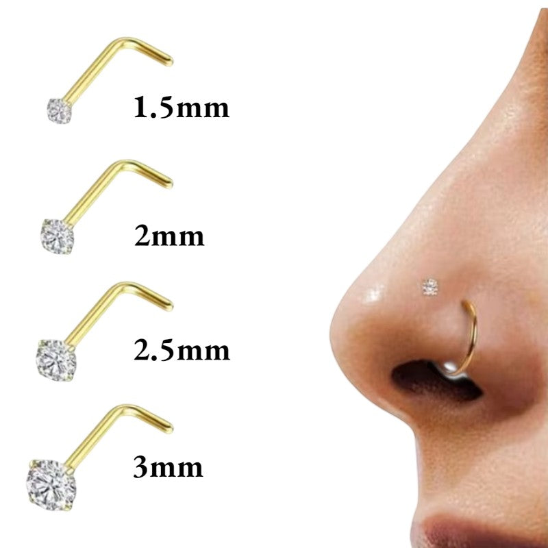 Aramat Jewels goudkleurige L-vormige neuspiercing met transparante zirkonia in verschillende maten op een neusvleugel