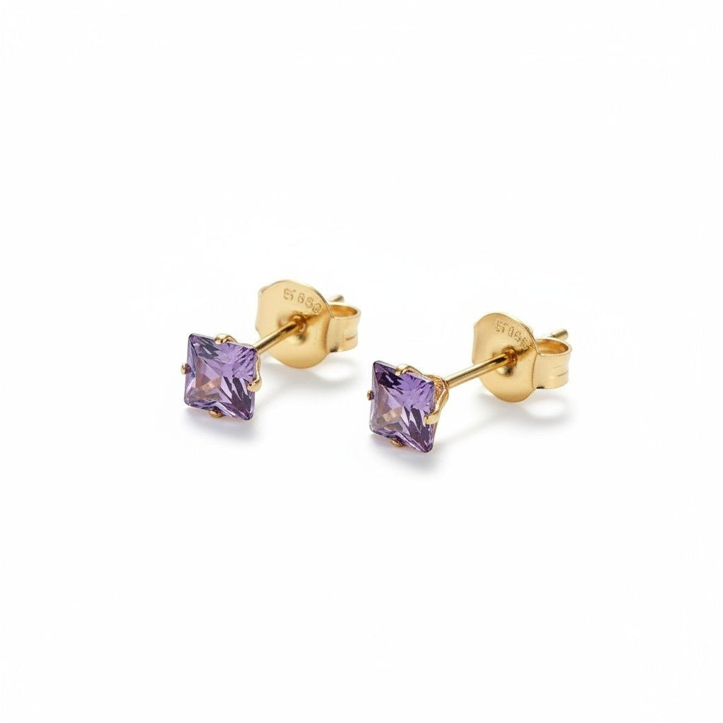 Aramat Jewels goudkleurige oorbellen met vierkante paarse zirkonia van 4mm.