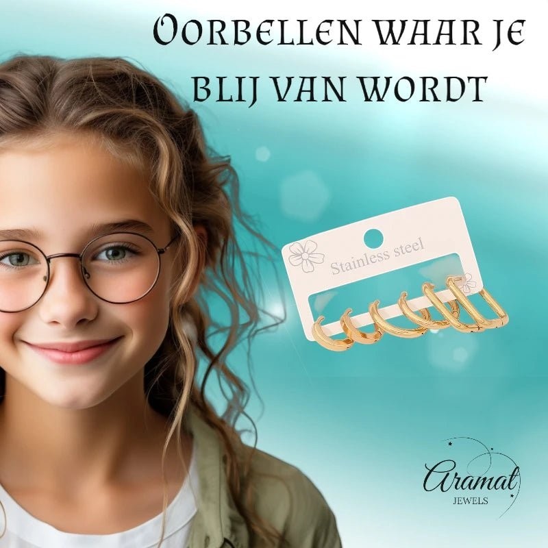Glimlachend meisje met bril naast een Aramat Jewels set van drie paar goudkleurige roestvrijstalen oorringen.