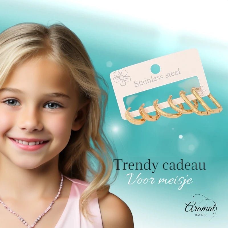 Lachend meisje met een Aramat Jewels goudkleurige stainless steel oorringenset bestaande uit ronde en rechthoekige hoops