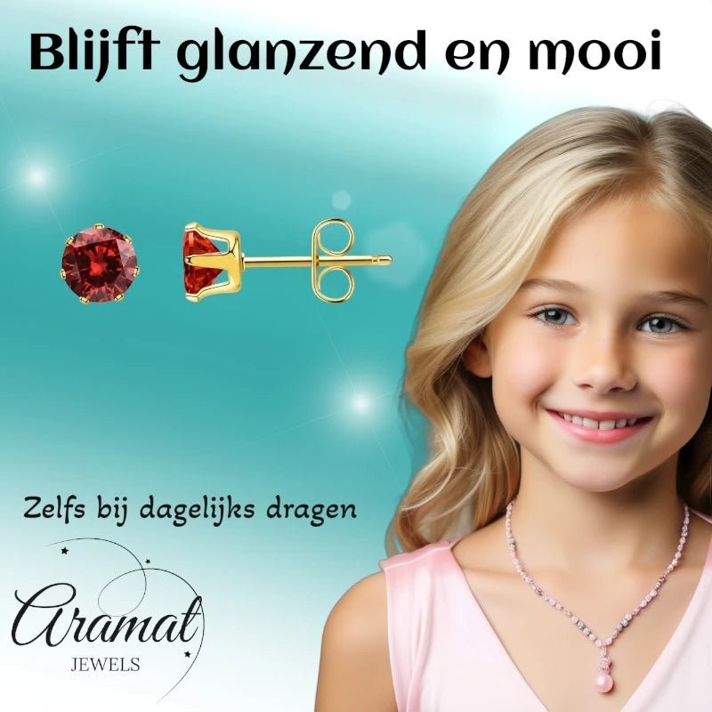 Aramat Jewels goudkleurige RVS oorstekers met 3 mm rode zirkonia, subtiel en geschikt voor dagelijks gebruik.