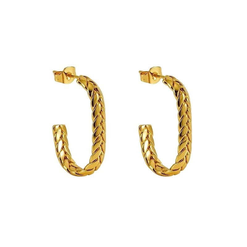Aramat Jewels goudkleurige rechthoekige oorstekers van RVS met een gedetailleerd gourmetschakel-motief.