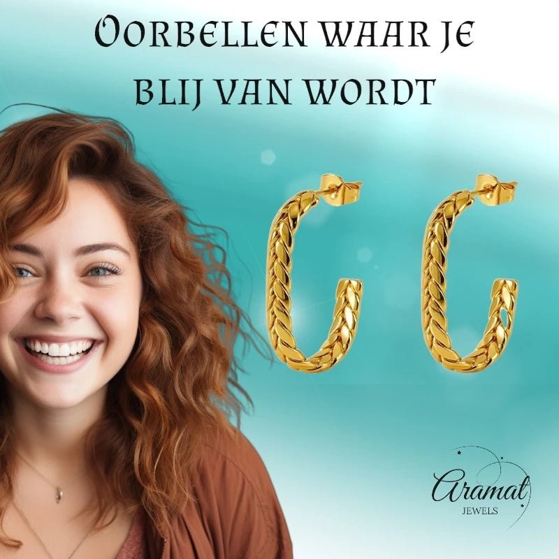 Glimlachende vrouw met Aramat Jewels goudkleurige rechthoekige oorstekers met gourmetschakel-structuur van RVS.