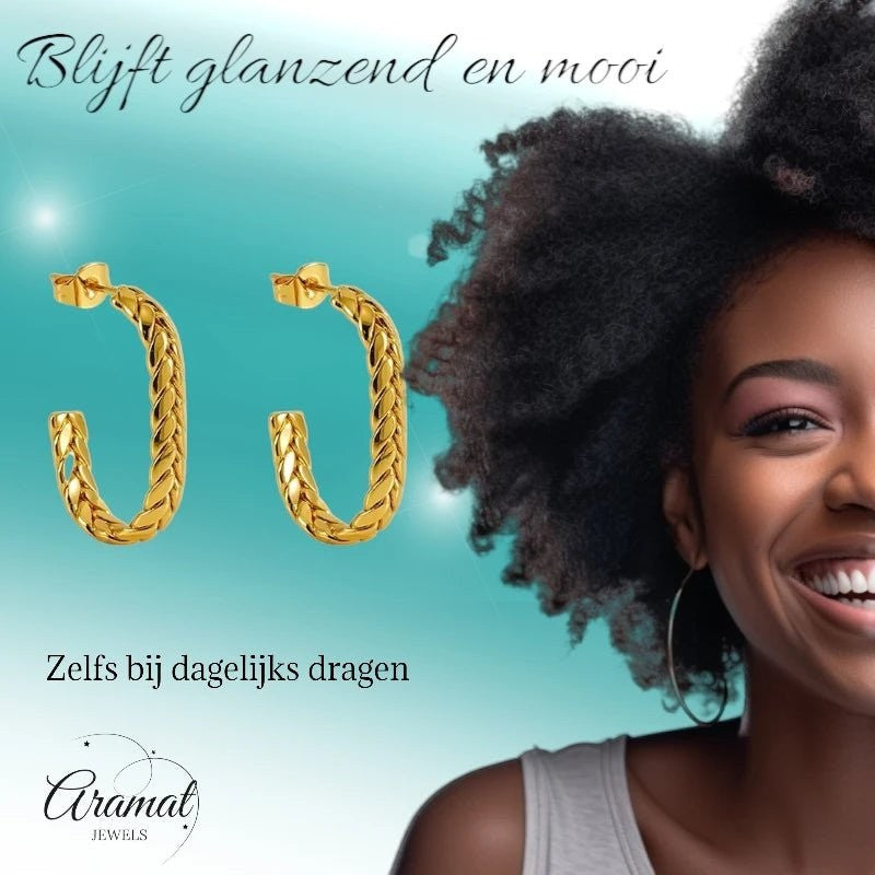 Aramat Jewels goudkleurige rechthoekige oorstekers met gourmetschakel-structuur gedragen door een lachende vrouw.