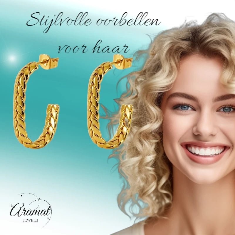 Aramat Jewels goudkleurige rechthoekige oorstekers met gourmetschakel-structuur gedragen door een lachende vrouw.