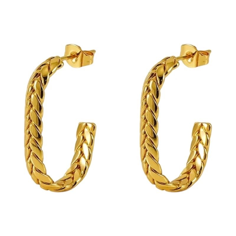 Goudkleurige Aramat Jewels oorstekers met rechthoekig schakelmotief, gemaakt van glanzend roestvrij staal.