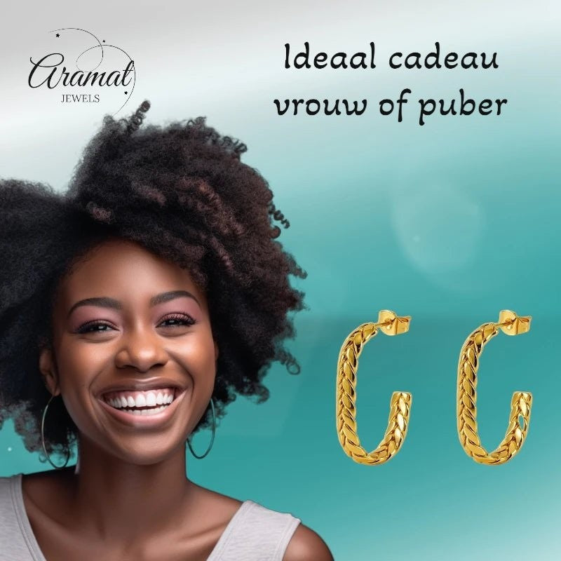 Lachende vrouw draagt goudkleurige Aramat Jewels rechthoekige oorstekers met een gedetailleerd gourmetschakelmotief.