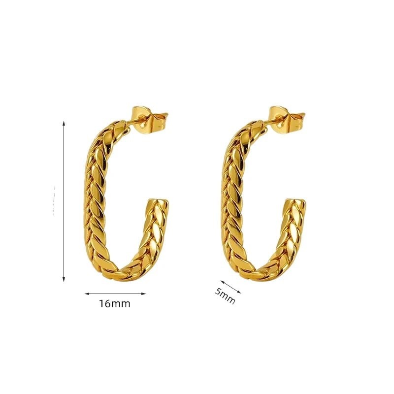 Aramat Jewels goudkleurige rechthoekige oorstekers van RVS met een gedetailleerd gourmetschakel-motief