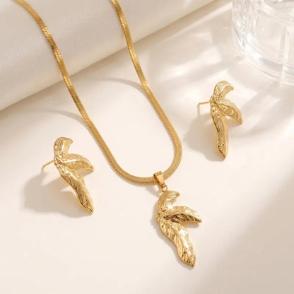 Aramat Jewels goudkleurige RVS sieradenset met slangenketting en bijpassende oorbellen in een elegant half blad design.