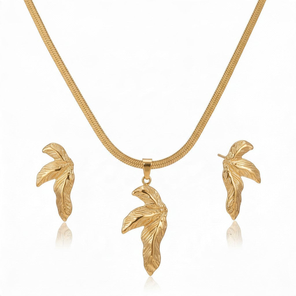 Aramat Jewels goudkleurige RVS sieradenset met slangenketting en oorbellen in een elegant half blad ontwerp.
