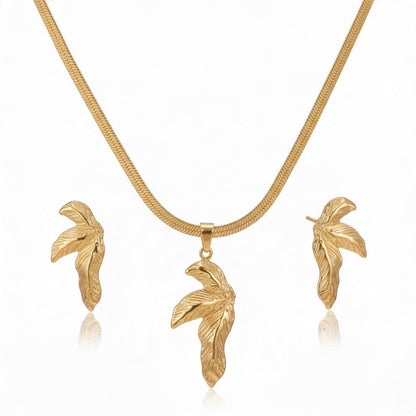 Aramat Jewels goudkleurige RVS sieradenset met slangenketting en oorbellen in een elegant half blad ontwerp.