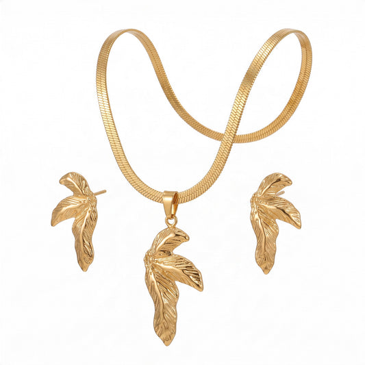 Aramat Jewels goudkleurige RVS sieradenset met slangenketting en bijpassende oorbellen in een half blad ontwerp.