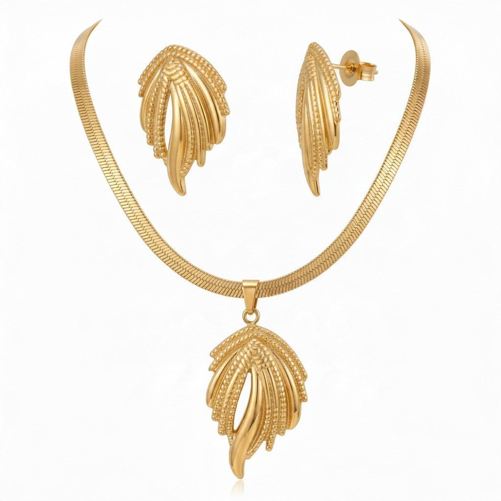 Aramat Jewels goudkleurige RVS sieradenset met een platte slangenketting, fantasiehanger en bijpassende oorbellen.