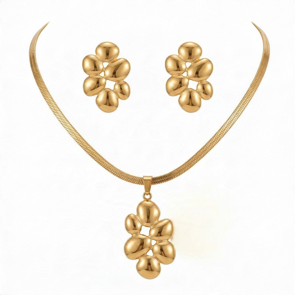 Aramat Jewels goudkleurige RVS sieradenset met slangenketting en oorbellen in een ovaal bolvormig design.