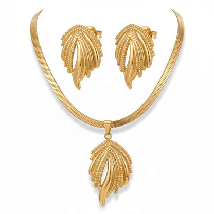 Aramat Jewels goudkleurige RVS sieradenset met platte slangenketting, fantasiehanger en bijpassende statement oorbellen.