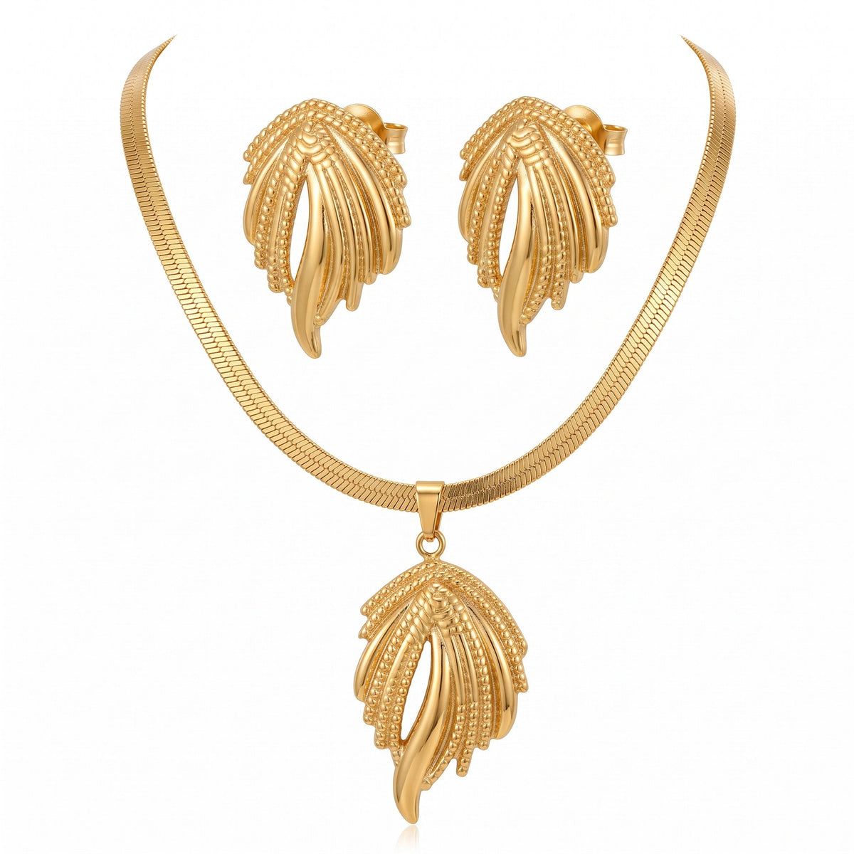 Aramat Jewels goudkleurige RVS sieradenset met platte slangenketting, fantasiehanger en bijpassende statement oorbellen.