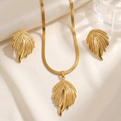 Aramat Jewels goudkleurige RVS sieradenset met platte slangenketting, fantasiehanger en bijpassende statement oorbellen