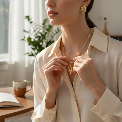 Aramat Jewels goudkleurige RVS sieradenset met ovale halve bollen hanger en bijpassende oorbellen gedragen door model