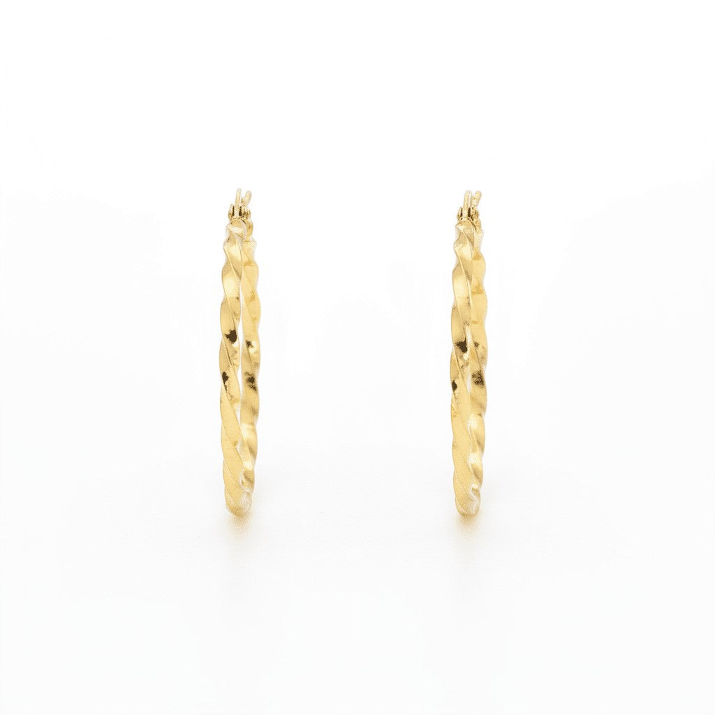 Aramat Jewels Goudkleurige RVS swirl hoepeloorbellen van 30 mm met scharniersluiting.