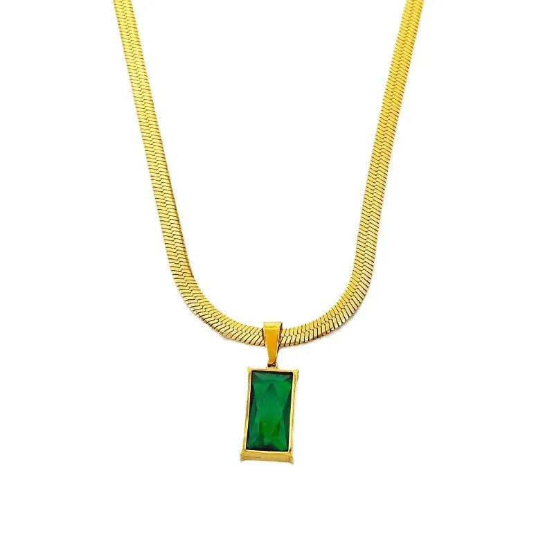 Aramat Jewels goudkleurige platte slangenketting met een rechthoekige groene zirkonia hanger van RVS.